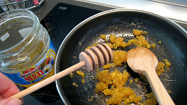 Nudle s medem a strouhankou