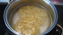 Nudle s medem a strouhankou