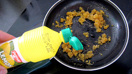 Nudle s medem a strouhankou