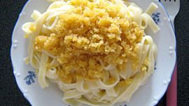 Nudle s medem a strouhankou