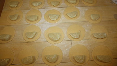 Olomoucké ravioli, ...na kolečko dáme půlku syrečku...