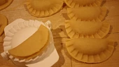 Olomoucké ravioli, ...kolečko se syrečkem přehneme a stiskneme...