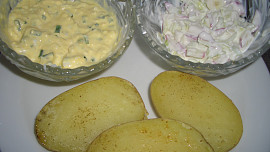 Pečené brambory se dvěma omáčkami