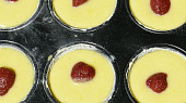 Piškotové muffiny s jahodami, před vložením do trouby