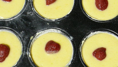 Piškotové muffiny s jahodami, před vložením do trouby