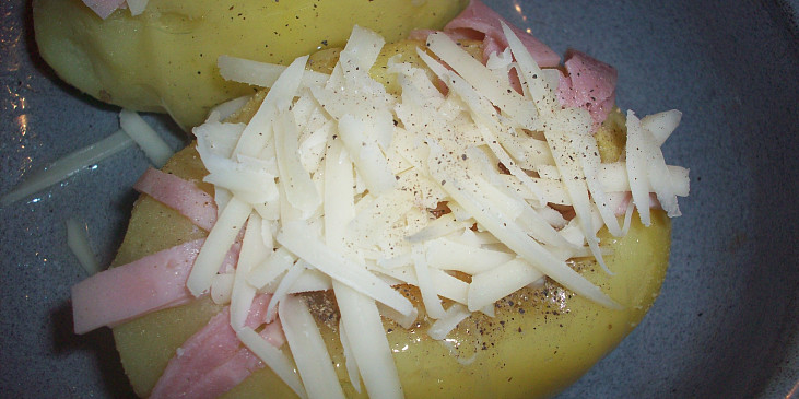 Plněné brambory (zasypeme sýrem)