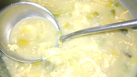 Pórkovo-hrášková polévka s vločkami a vajíčkem