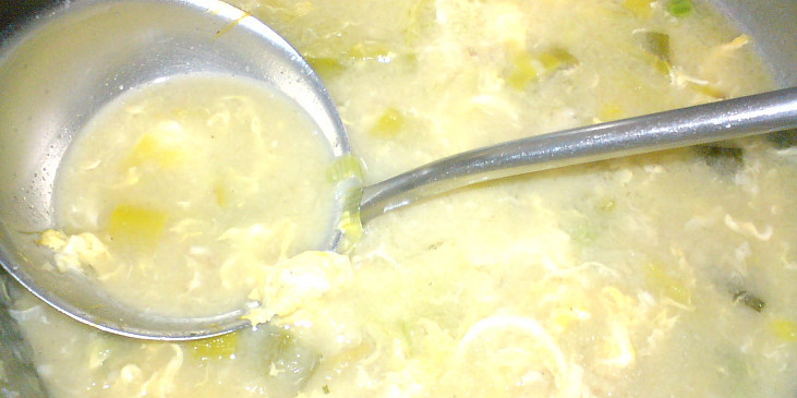 Pórkovo-hrášková polévka s vločkami a vajíčkem