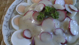 Ředkvičkový salát se sýrovou zálivkou