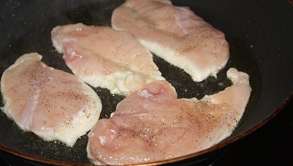 Rychlá kuřecí prsíčka se šalvějí s citronem, ...restování...
