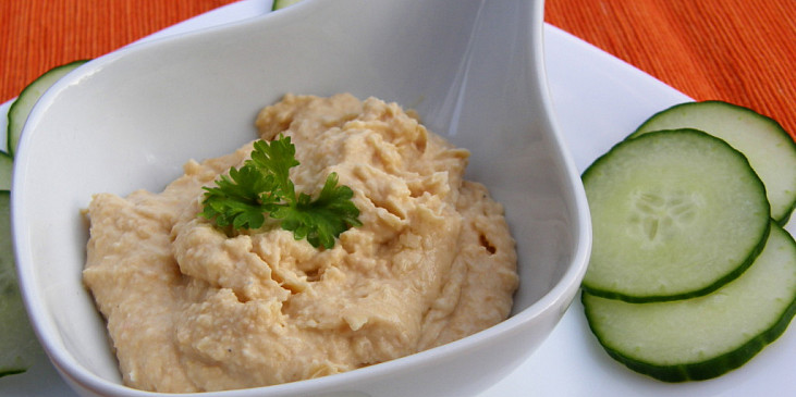 Salát z cizrny a hummus (Hummus)