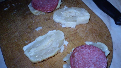Smažené tvarůžky, mezi 2 tvarůžky dáme uherák...