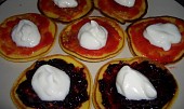 Smetanové lívanečky (lívanečky s jakodovou a borůvkovou marmeládou a bílým jogurtem)