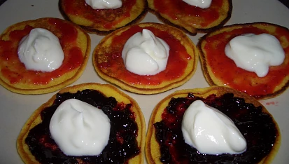 Smetanové lívanečky, lívanečky s jakodovou a borůvkovou marmeládou a bílým jogurtem