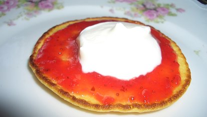 Smetanové lívanečky, s jahodovou