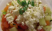 Šopský salát, tentokrát už s balkánským sýrem