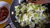 Speciální nudle, osmahnuté zelí a vyškvařená slanina