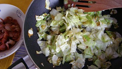 Speciální nudle, osmahnuté zelí a vyškvařená slanina