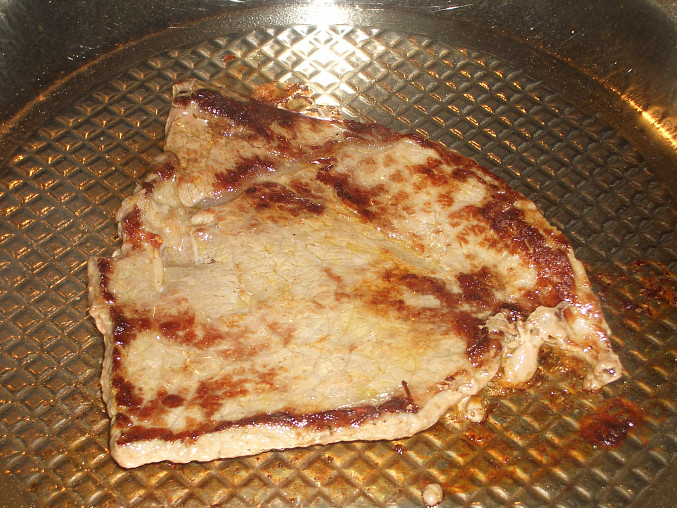 Steak s houbami, pečený na steakové pánvi