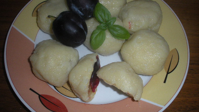 Švestkové knedlíky z bramborového těsta