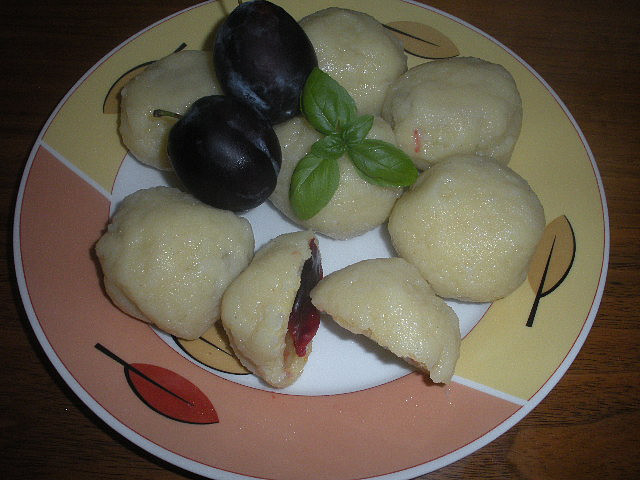 Švestkové knedlíky z bramborového těsta