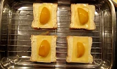 Sýrové toasty s broskvemi