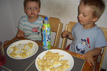 klukům to dnes k večeři moc chutnalo