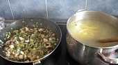 Těstoviny s pórkem a žampiony, pórek se žampiony jsem osmahla