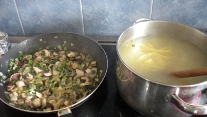Těstoviny s pórkem a žampiony, pórek se žampiony jsem osmahla
