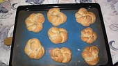 Tmavé housky, smotané do kytičky