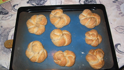 Tmavé housky, smotané do kytičky