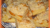 Třený ovocný koláč