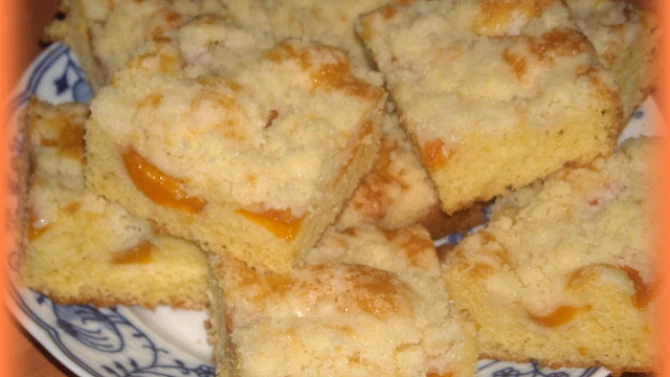 Třený ovocný koláč