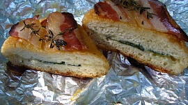 Tvarůžková houska v gazdovské slanině