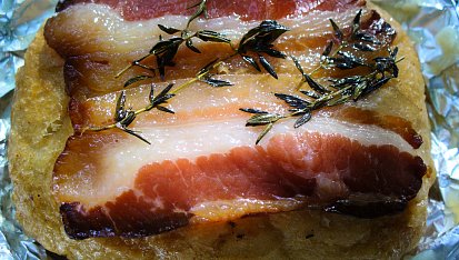Tvarůžková houska v gazdovské slanině, tvarůžková houska v gazdovské slanině