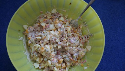 Vaječná tlačenka, ingredience smíchány dohromady-jen zalít želatinou