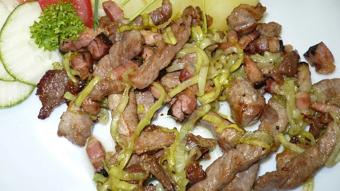 Vepřové nudličky na slanině s pórkem