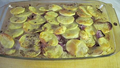 Zapečené brambory s kyselým zelím a anglickou slaninou, právě vyndáno z trouby