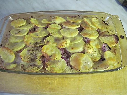 Zapečené brambory s kyselým zelím a anglickou slaninou, právě vyndáno z trouby