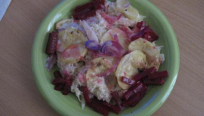 Zapečené brambory s kyselým zelím a anglickou slaninou, naservírovaný talíř