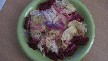 Zapečené brambory s kyselým zelím a anglickou slaninou, naservírovaný talíř