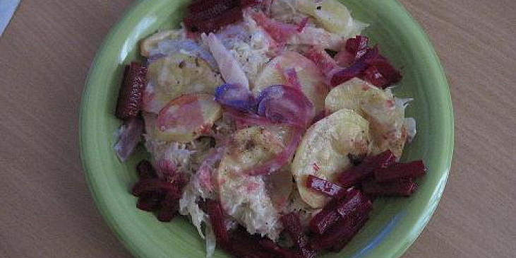Zapečené brambory s kyselým zelím a anglickou slaninou (naservírovaný talíř)