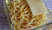 Zapečené kari špagety, skládání vrstev