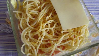 Zapečené kari špagety, skládání vrstev