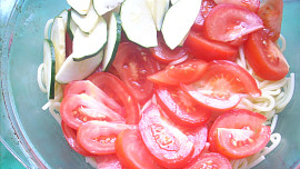 Zapečené makaróny se sýrem a rajčaty