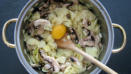 Zapečené nudle s houbami