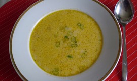 Zeleninová polévka se sýrem a smetanou
