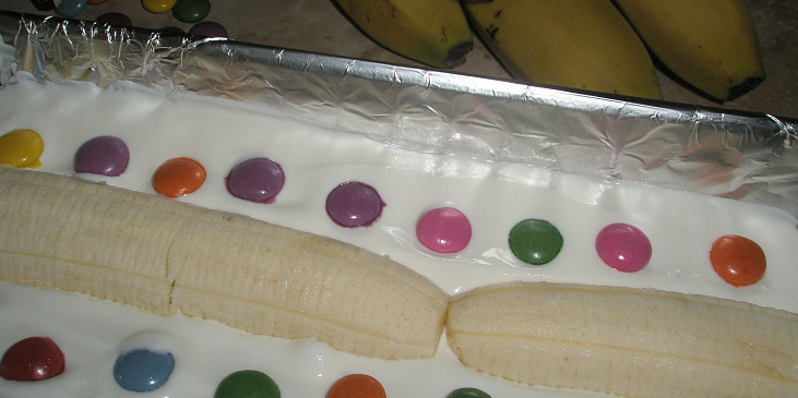 Banánovo-lentilkový nepečený dort