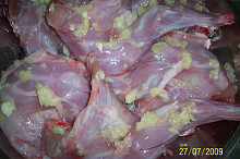 hodně potřeme  česnekem