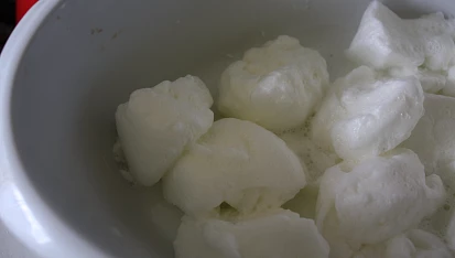 Bílkové noky, ...uvařené noky v míse...